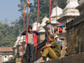 Trauernde und Zuschauer in Pashupatinath